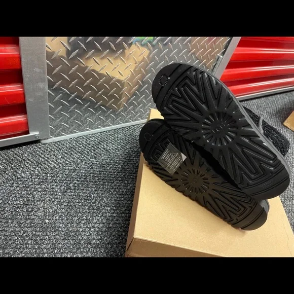 UGG boots - Picture 3 of 4